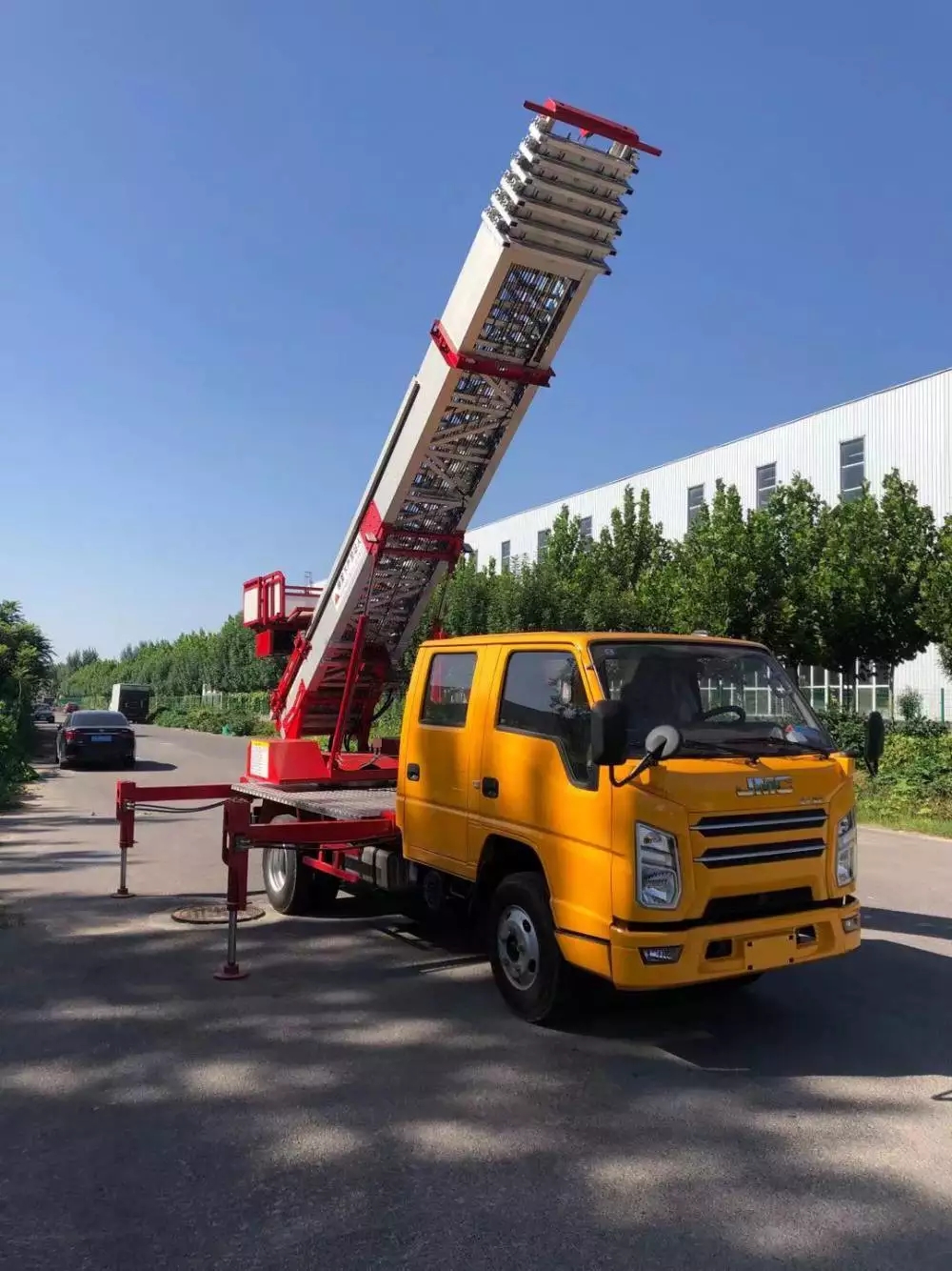 新昌县附近的云梯车出租服务：轻松解决高空作业需求